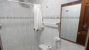 Shower, pancuran hujan, handuk, dan sabun