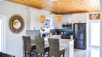 Køleskab, mikrobølgeovn, ovn, kogeplade