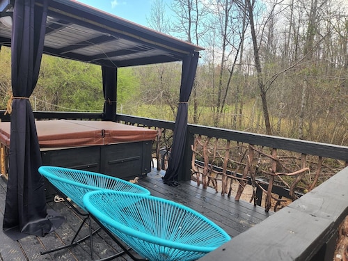 Lazy Bear Retreat by the Creek 