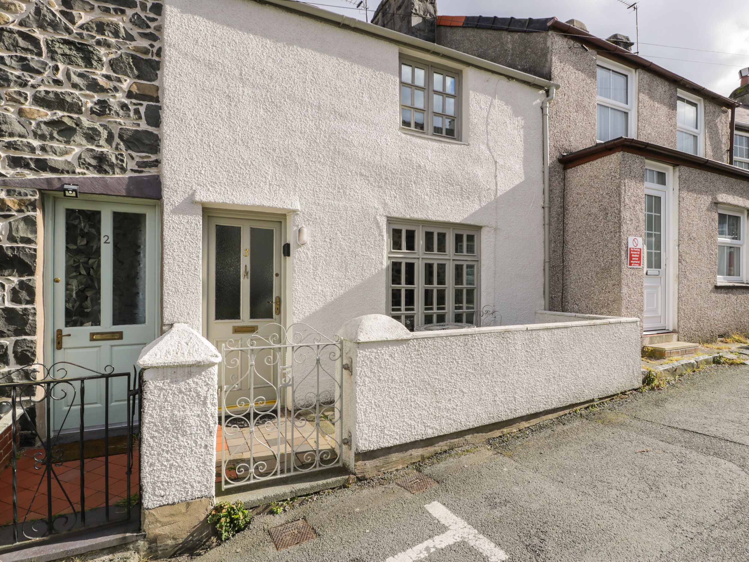 3 ALMA TERRACE, pet friendly, with a garden in Llanfairfechan