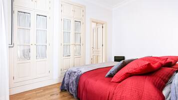 2 dormitorios, tabla de planchar con plancha, cuna de viaje