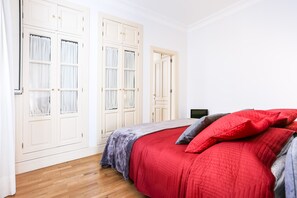 2 bedrooms, iron/ironing board, travel cot, free WiFi