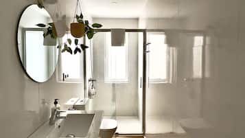 Een douche, een haardroger, handdoeken