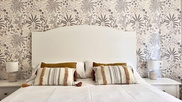 2 slaapkamers, een strijkplank/strijkijzer, internet, beddengoed