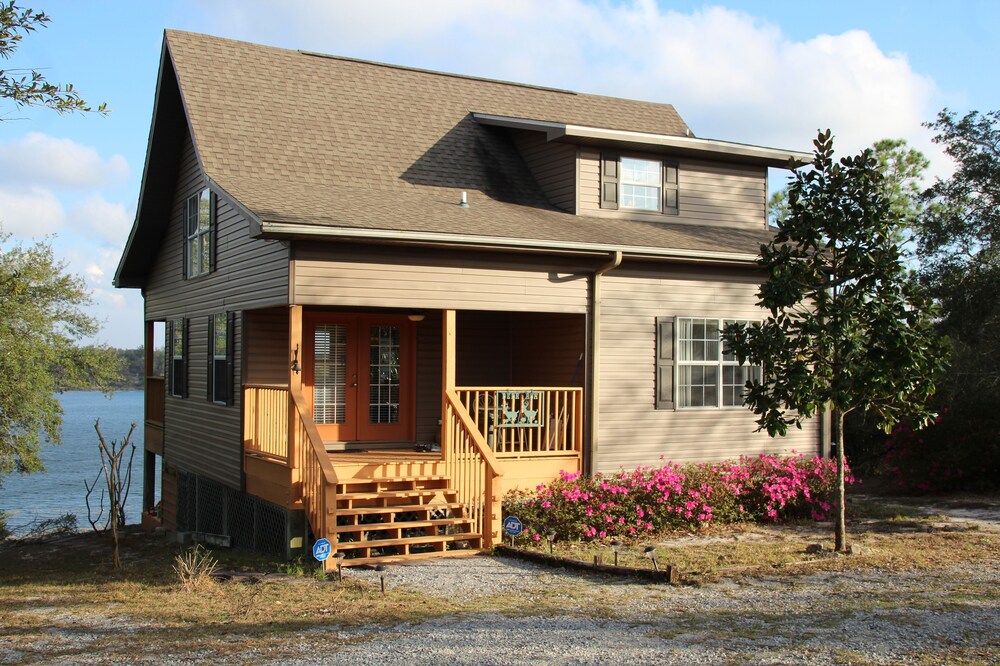 Secluded Lakehouse on 100-acre Spring-fed Lake