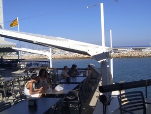 Outdoor dining - Suitur beachfront apartment Roc de Sant Gaietà (Roda de Berà)