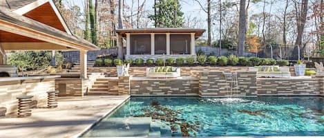 Una piscina al aire libre, una piscina climatizada