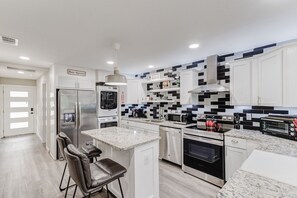 Réfrigérateur, four à micro-ondes, un four, surface de cuisson