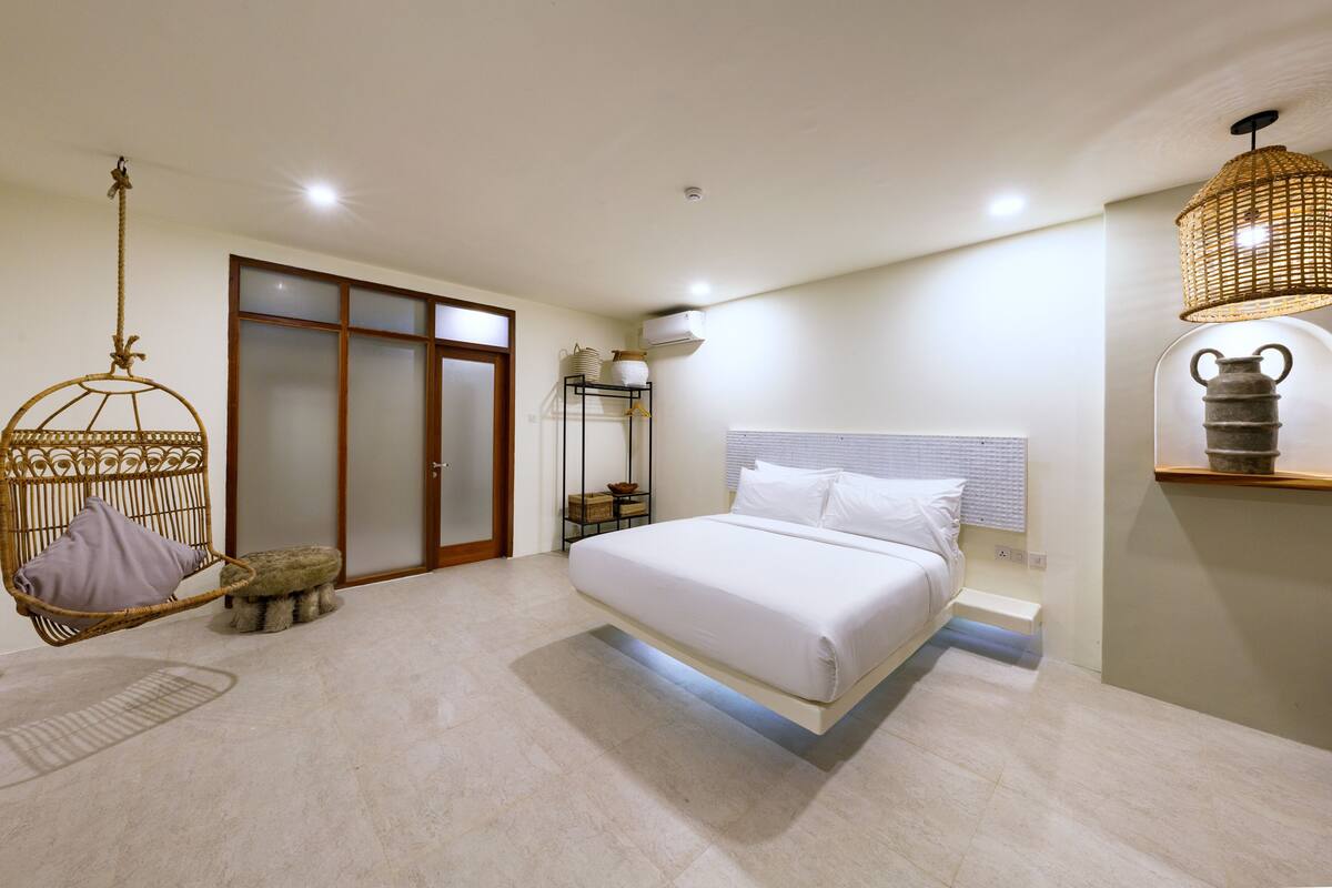 Ropa de cama de alta calidad, minibar, tabla de planchar con plancha