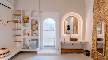 Premier Room | 1 bedroom, premium bedding, minibar, iron/ironing board