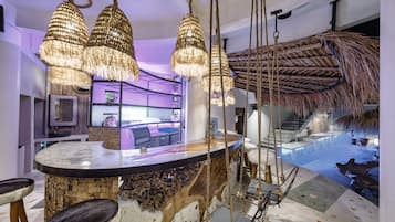 Quầy bar bên hồ bơi