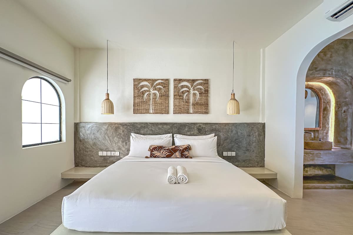 Executive Room | Premium bedding, minibar, iron/ironing board, free WiFi