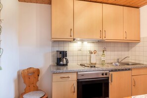 Frigorifero, forno, piano cottura, macchina per tè/caffè