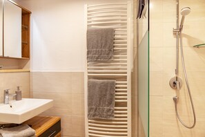 Bruser, gratis toiletartikler, hårtørrer, håndklæder