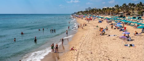 En la playa, camastros y toallas de playa 