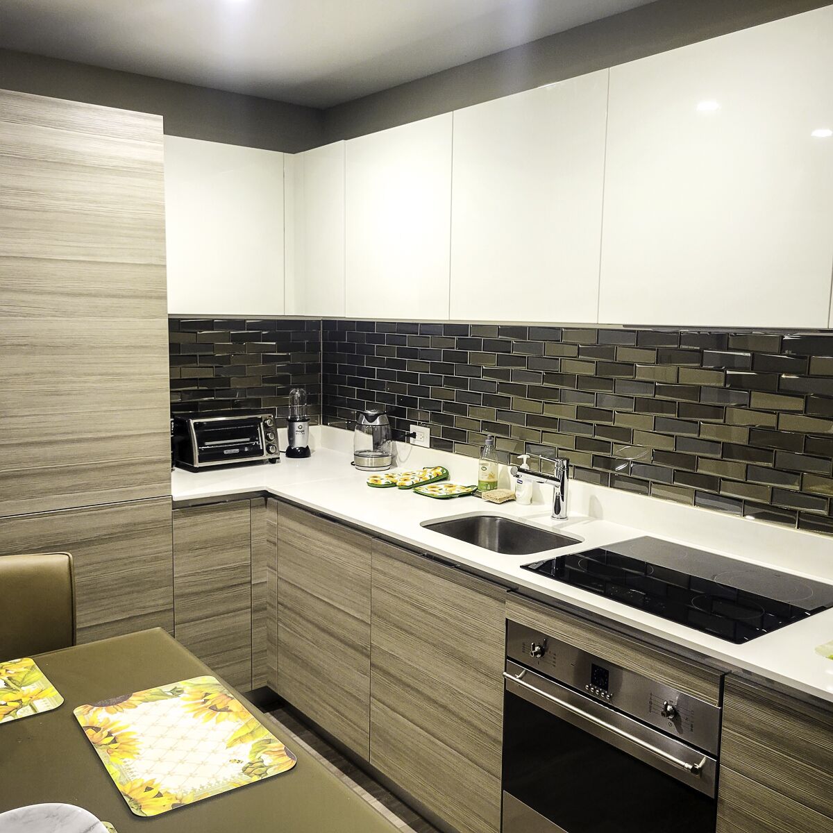 CH 2 bedroom 2 bathrooms  sleeps 6. Steps from the beach, rooftop pool, bar, gym