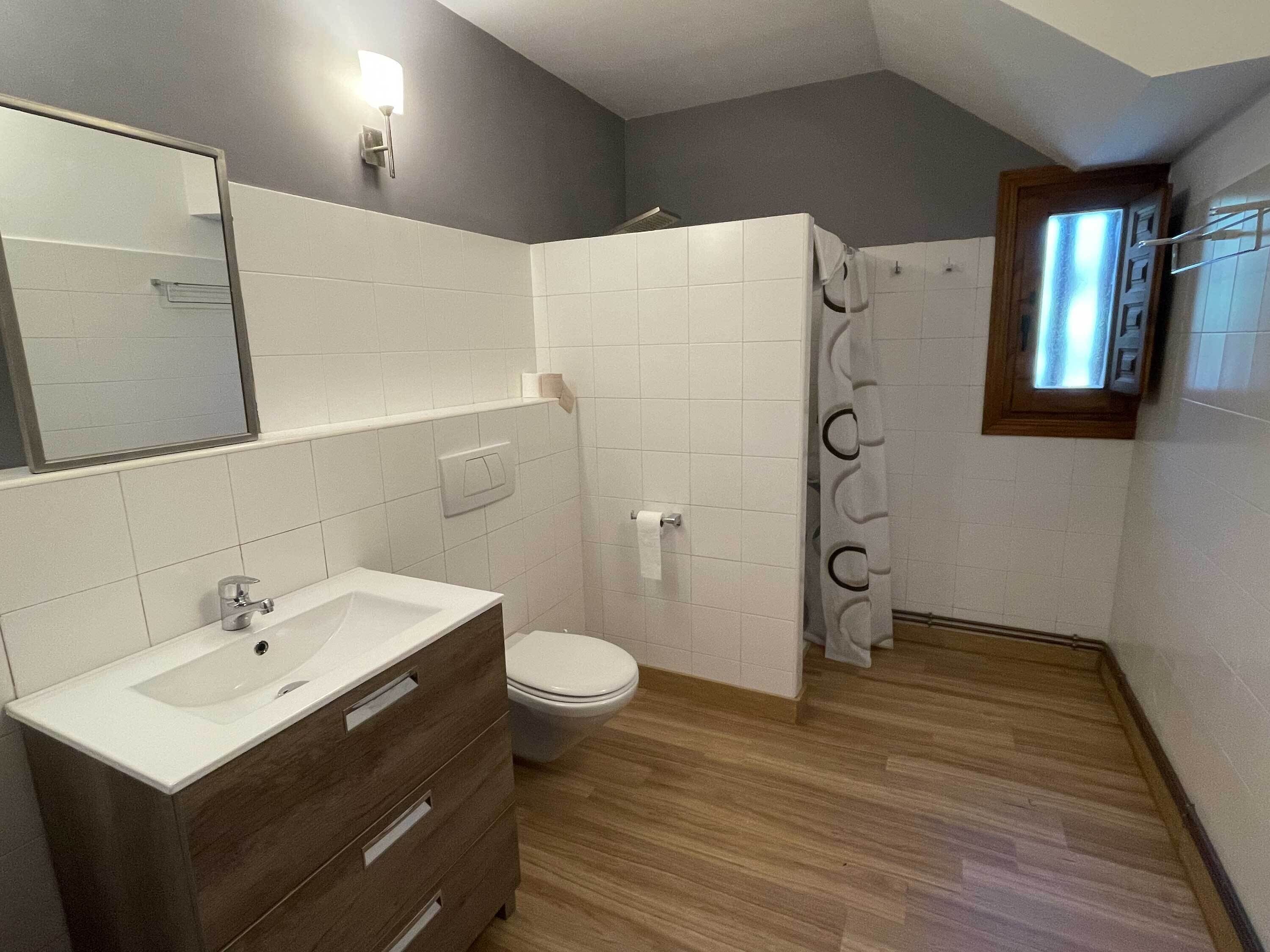 La Casa de la Maestra 1 is a charming house, typical of a town, with a warm and welcoming decoration.