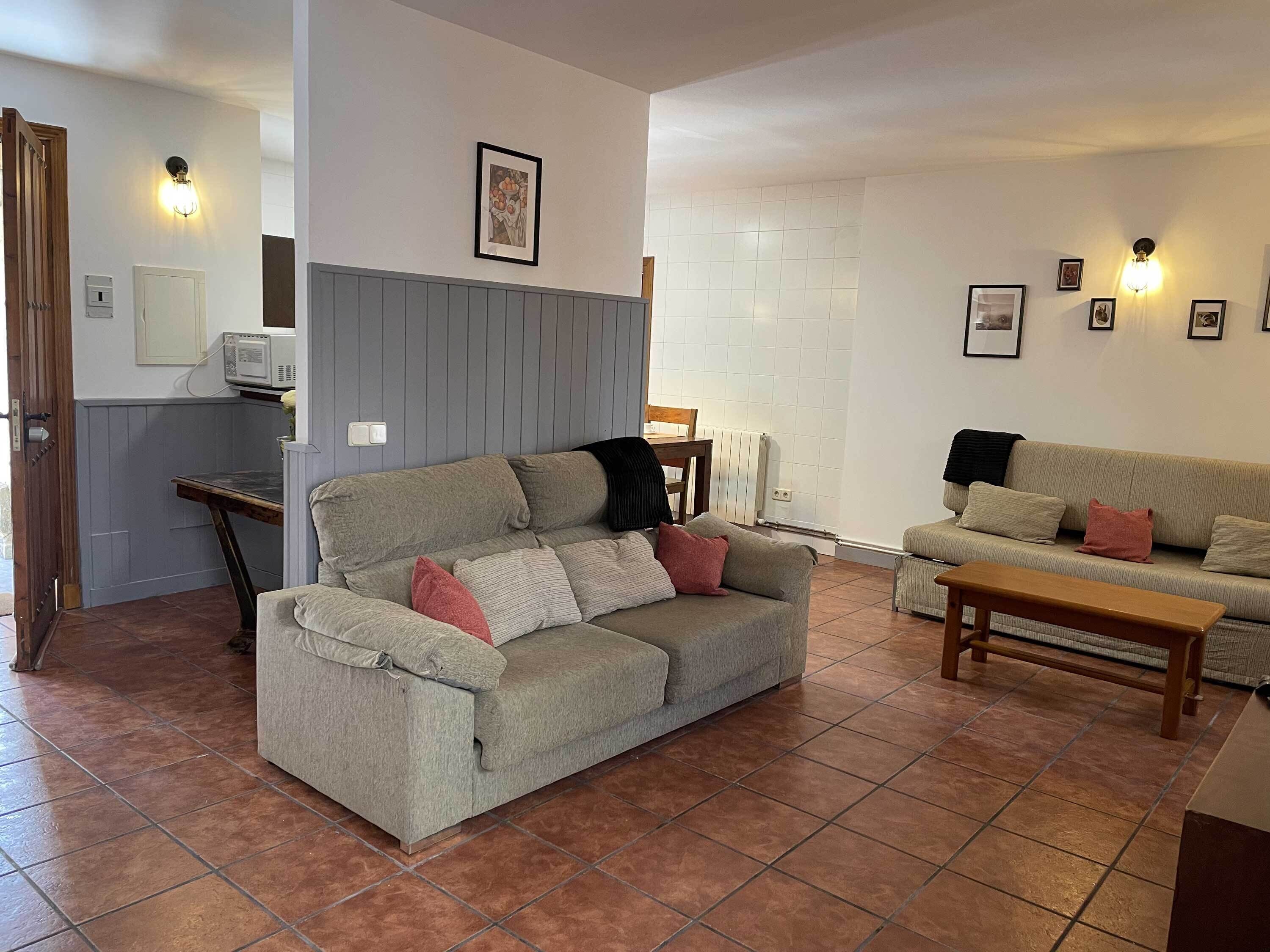 La Casa de la Maestra 1 is a charming house, typical of a town, with a warm and welcoming decoration.