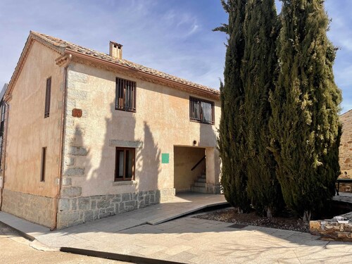 La Casa de la Maestra 1 is a charming house, typical of a town, with a warm and welcoming decoration.