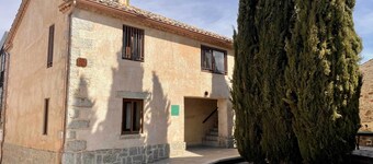 La Casa de la Maestra 1 is a charming house, typical of a town, with a warm and welcoming decoration.