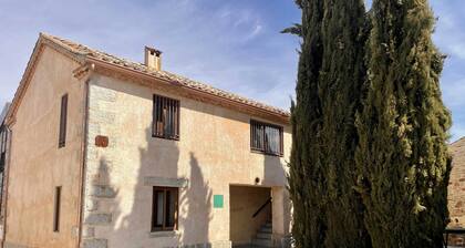 La Casa de la Maestra 1 is a charming house, typical of a town, with a warm and welcoming decoration.
