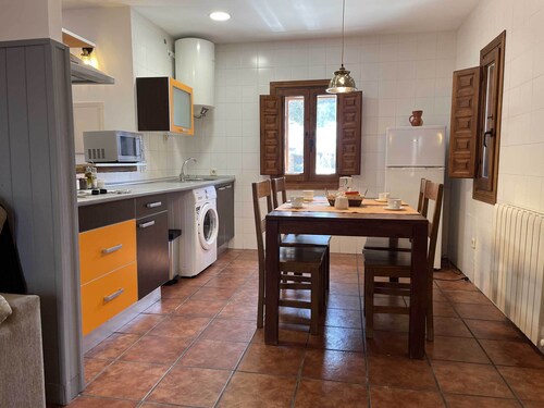 La Casa de la Maestra 1 is a charming house, typical of a town, with a warm and welcoming decoration.