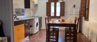 La Casa de la Maestra 1 is a charming house, typical of a town, with a warm and welcoming decoration.