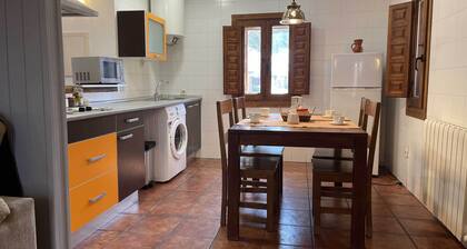 La Casa de la Maestra 1 is a charming house, typical of a town, with a warm and welcoming decoration.