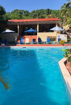 Una piscina al aire libre
