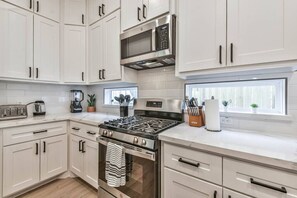 Refrigerador, microondas, horno y parrilla de estufa