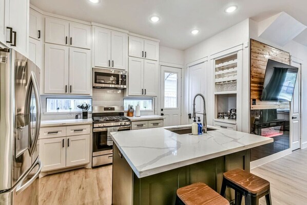 Kühlschrank, Mikrowelle, Ofen, Herdplatte