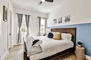 9 habitaciones, escritorio y tabla de planchar con plancha