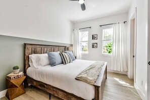 9 Schlafzimmer, Schreibtisch, Bügeleisen/Bügelbrett, Reisekinderbett