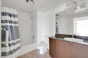 Sèche-cheveux, serviettes fournies