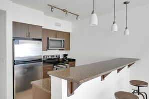 Réfrigérateur, micro-ondes, four, lave-vaisselle