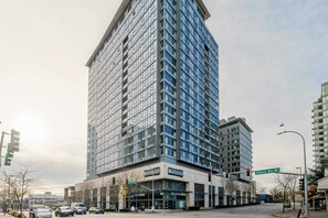 Exterior - Ideal Bellevue 1BR w/ W/D & Roof, near Downtown Park, by Blueground (Seattle)
