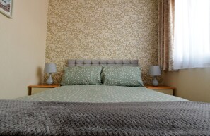 2 bedrooms, iron/ironing board, WiFi, bed sheets