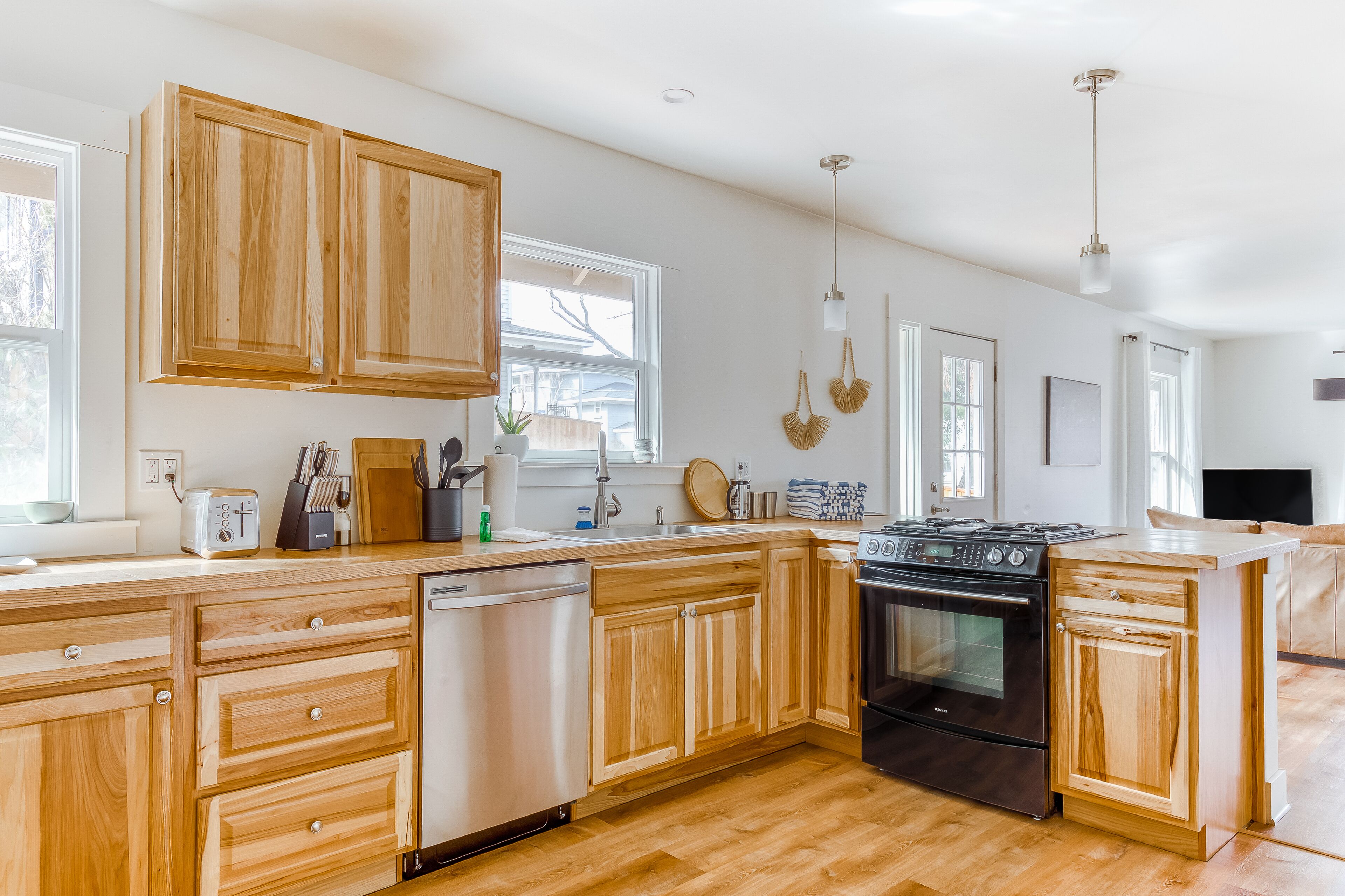 Stylish home, loft, & guest suite with hot tub, fenced yard, WiFi, & W/D