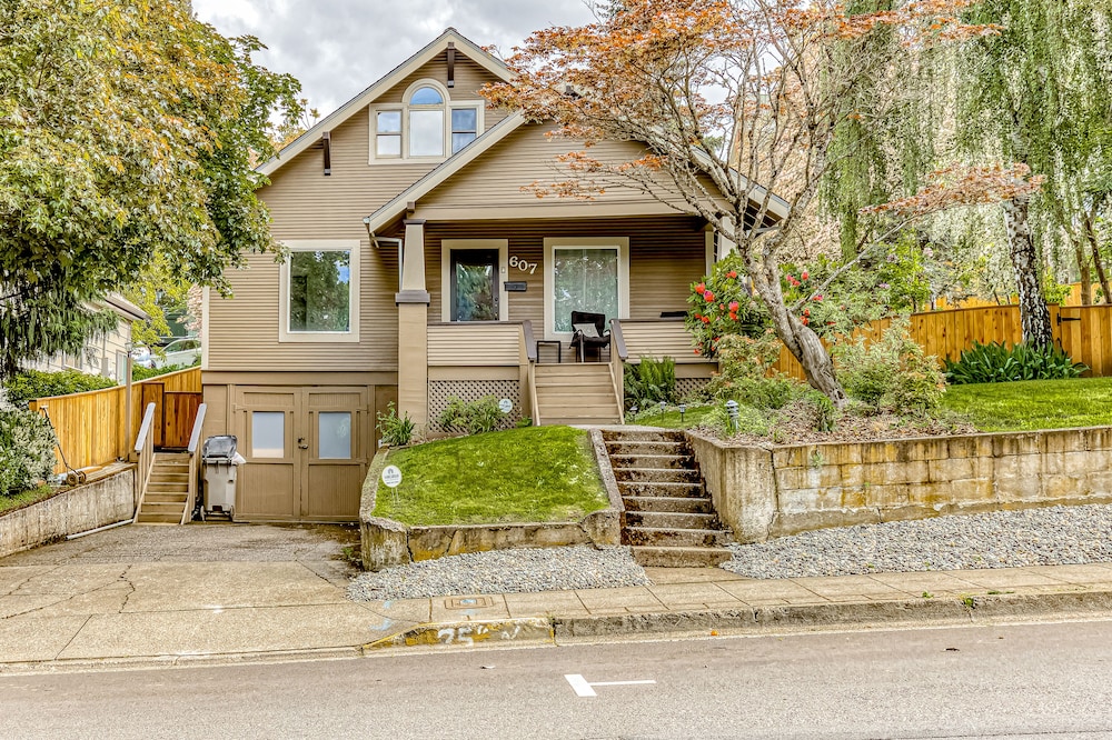 Stylish home, loft, & guest suite with hot tub, fenced yard, WiFi, & W/D