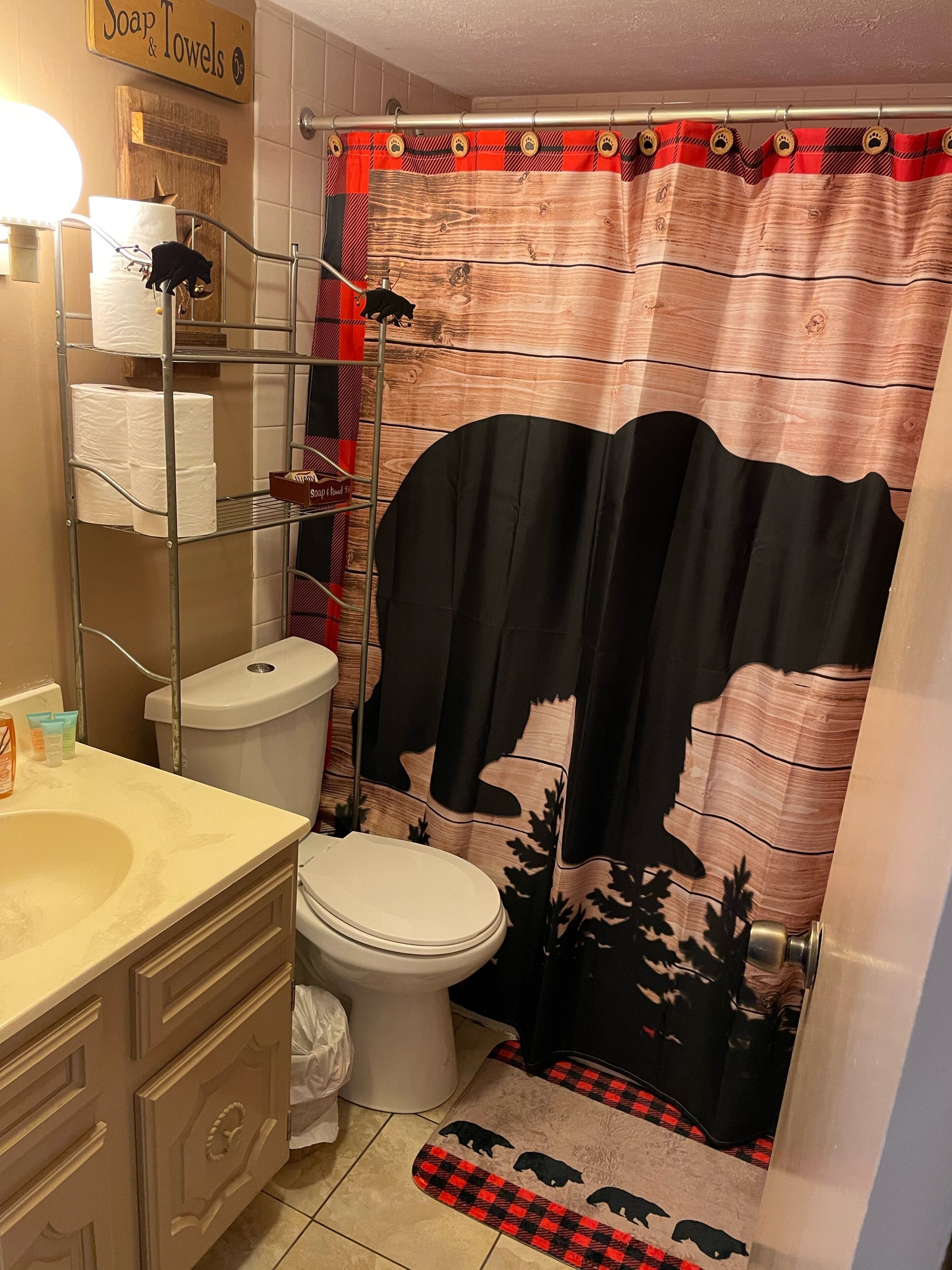 Tina con regadera, secadora de cabello, toallas, jabón 