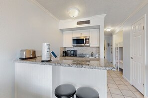 ثلاجة، ميكروويف، موقد طهي مسطح، غسالة أطباق