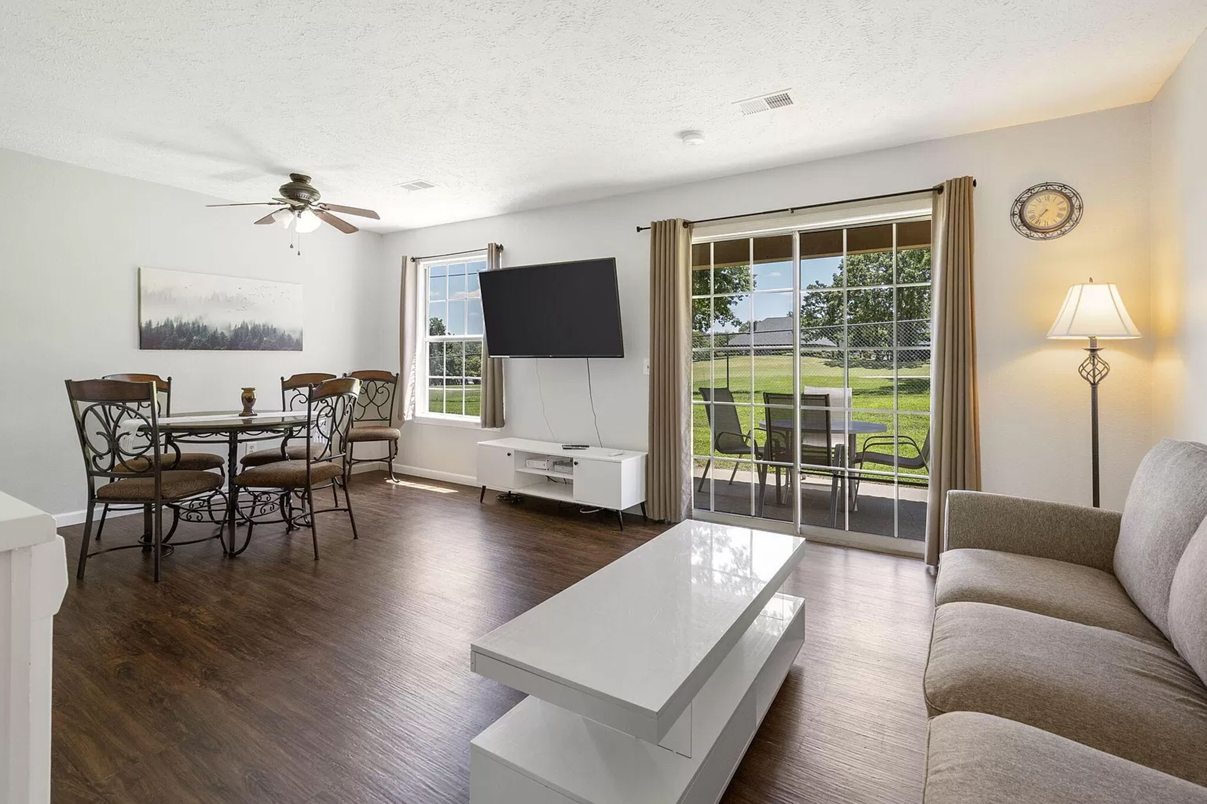 Spacious corner suite at Fall Creek Resort with golf view - near lake