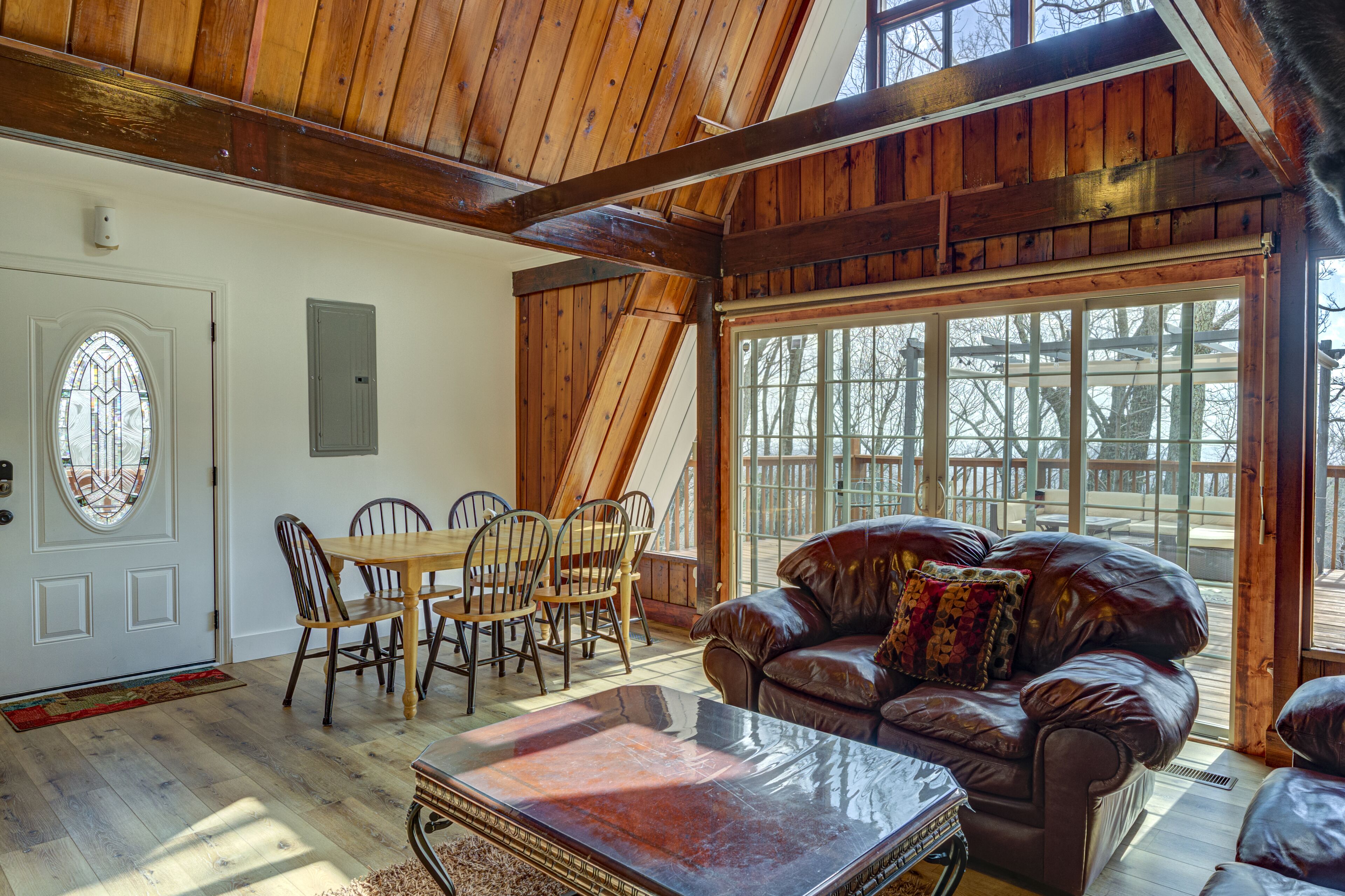 Countryside A-frame with private hot tub, alfresco deck & amazing views