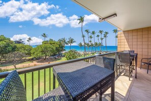 Outdoor dining - Ideal island condo with ocean views, beach & pool access & balcony (Kihei)