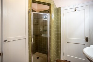 Combined shower/bathtub, toilet paper