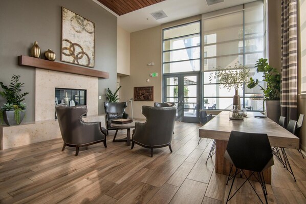 Dining - Luxe Mission Bay 2BR w/ Gym & W/D, walk to Caltrain & Muni, by Blueground (San Francisco)