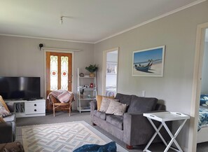 Smart TV, fireplace, books - Cozy Pet-Friendly Bach – Relax, Unwind or go Fishing! (Kawhia)