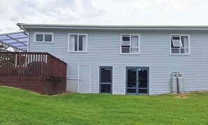 Exterior - Cozy Pet-Friendly Bach – Relax, Unwind or go Fishing! (Kawhia)