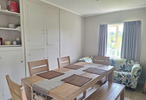 Dining - Cozy Pet-Friendly Bach – Relax, Unwind or go Fishing! (Kawhia)