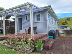 Outdoor dining - Cozy Pet-Friendly Bach – Relax, Unwind or go Fishing! (Kawhia)